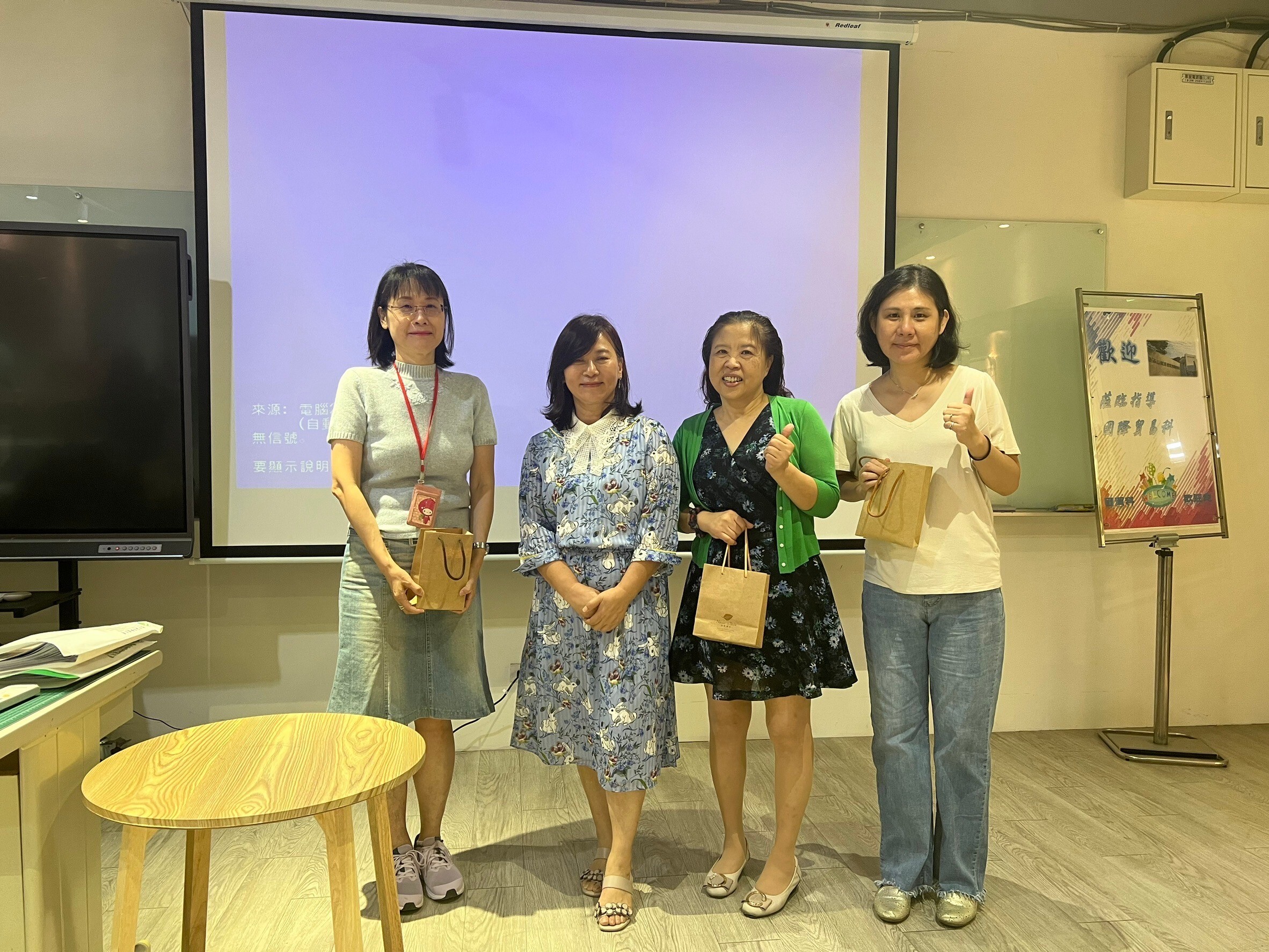 科主任與評審老師合影